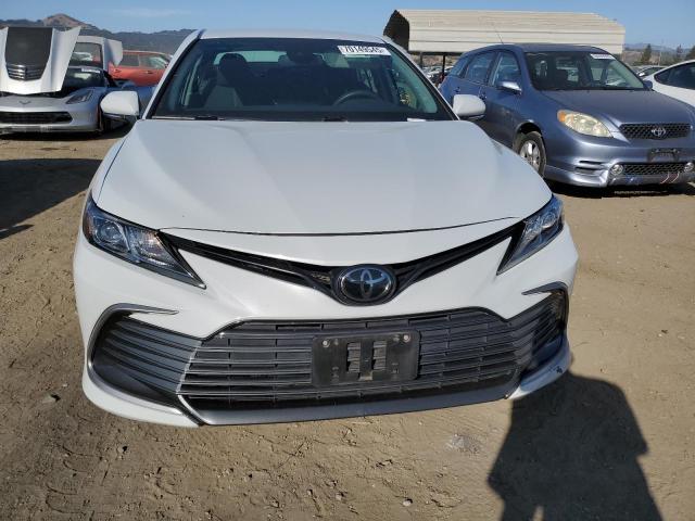 4T1R11AK5NU069174 - 2022 TOYOTA CAMRY LE TWO TONE photo 5