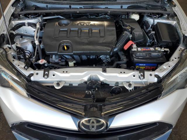 2T1BURHE5JC068352 - 2018 TOYOTA COROLLA L 银色 照片 11