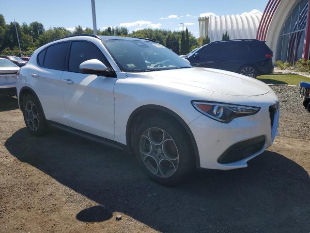 ZASFAKNN9J7B97239 - 2018 ALFA ROMEO STELVIO TI SPORT WHITE photo 4