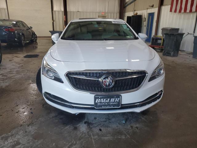 1G4ZP5SSXJU141257 - 2018 BUICK LACROSSE ESSENCE Blanc photo 5