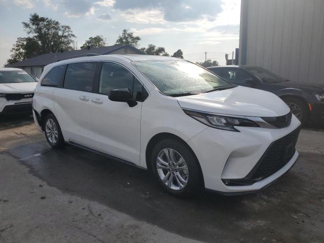 5TDDSKFC1PS098312 - 2023 TOYOTA SIENNA XSE WHITE photo 4