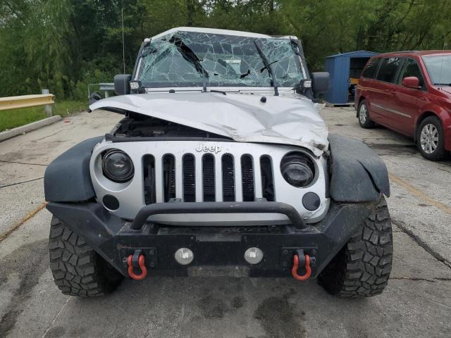 1C4BJWDG7CL182721 - 2012 JEEP WRANGLER U SPORT Plata foto 5