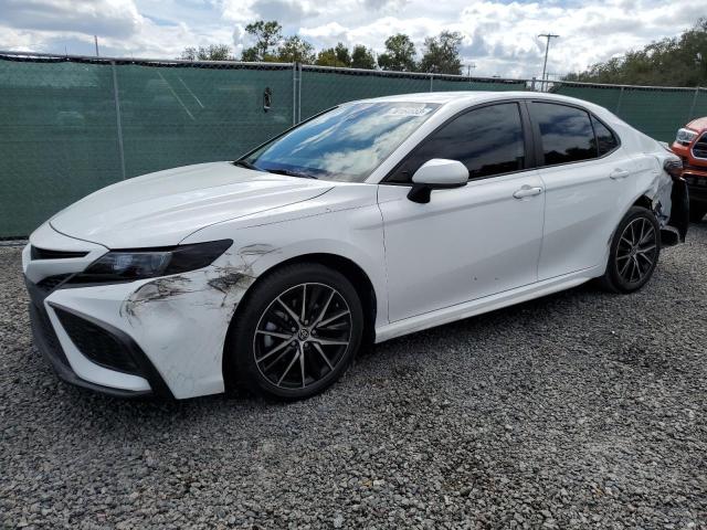 4T1G11AK4MU560700 - 2021 TOYOTA CAMRY SE WHITE photo 1