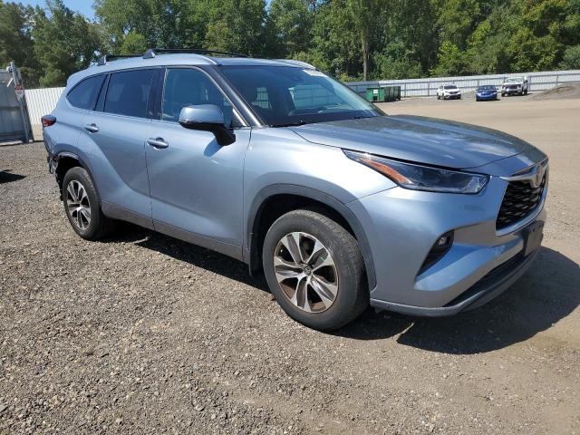 5TDGZRBH0MS108262 - 2021 TOYOTA HIGHLANDER XLE BLUE photo 4