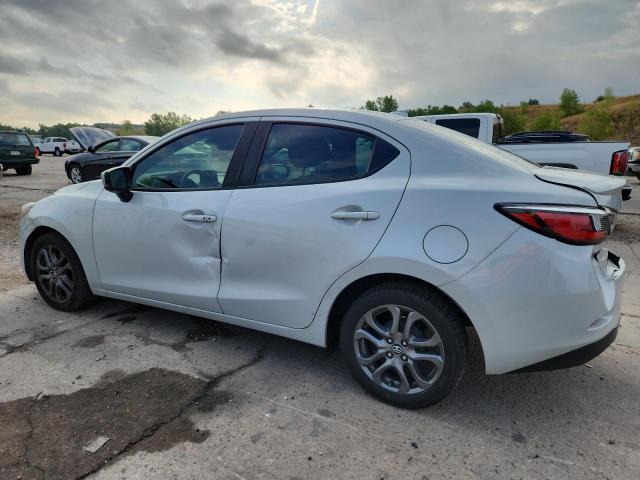 3MYDLBYV7KY514748 - 2019 TOYOTA YARIS L SILVER photo 2