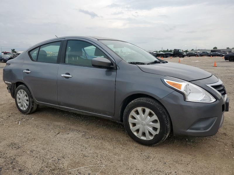 3N1CN7AP4JL812976 - 2018 NISSAN VERSA S GRAY photo 4