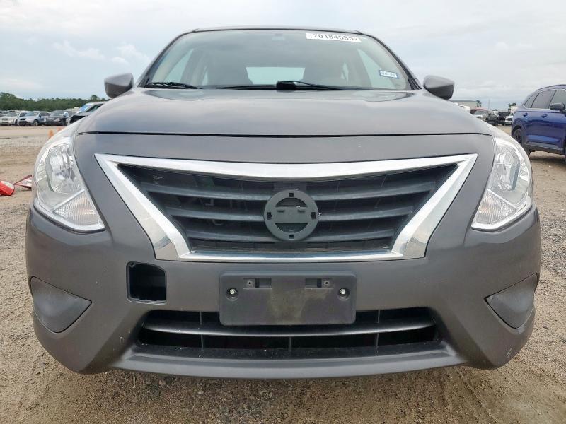 3N1CN7AP4JL812976 - 2018 NISSAN VERSA S GRAY photo 5