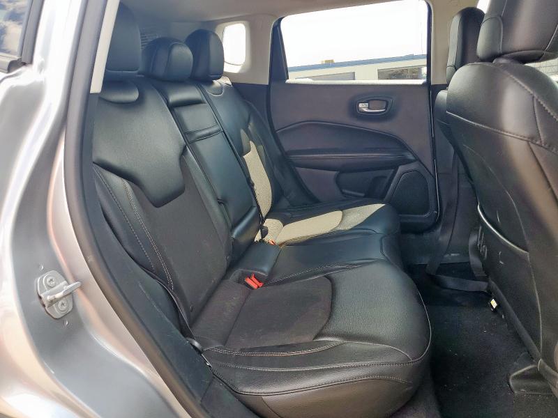 3C4NJDBB0JT393446 - 2018 JEEP COMPASS LATITUDE Srebrny zdjęcie 11