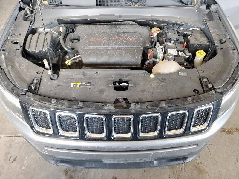 3C4NJDBB0JT393446 - 2018 JEEP COMPASS LATITUDE Srebrny zdjęcie 12