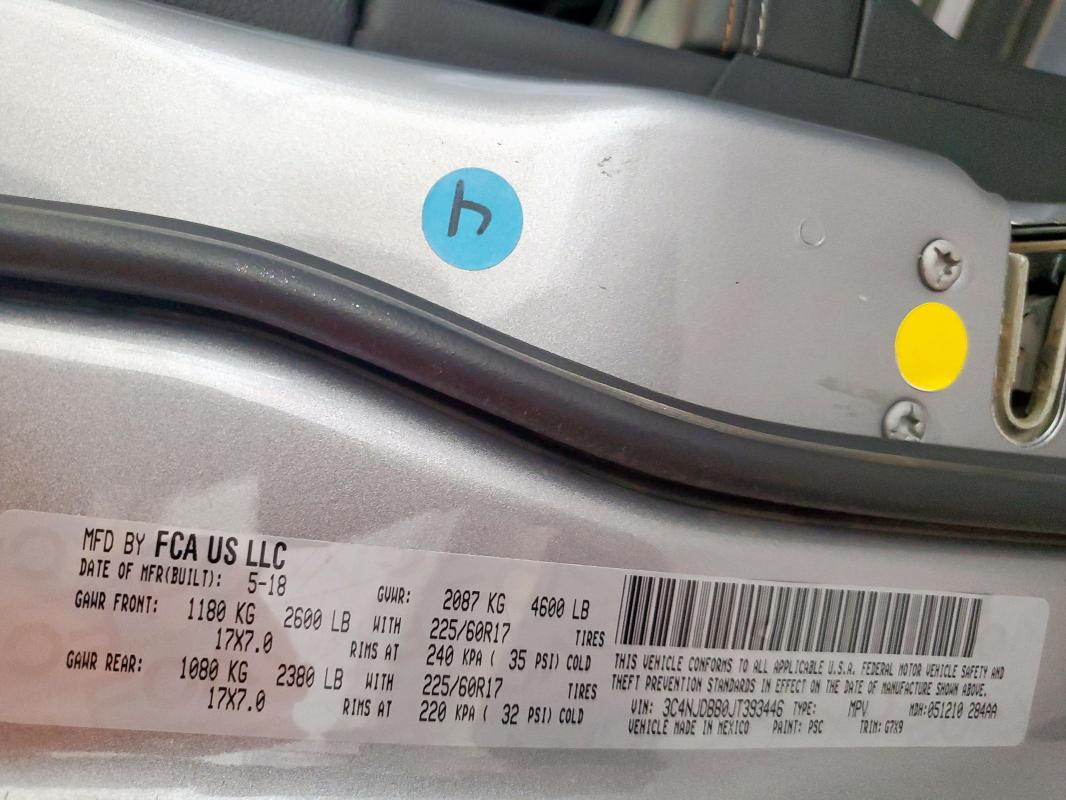 3C4NJDBB0JT393446 - 2018 JEEP COMPASS LATITUDE Srebrny zdjęcie 13