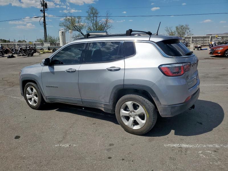 3C4NJDBB0JT393446 - 2018 JEEP COMPASS LATITUDE Srebrny zdjęcie 2