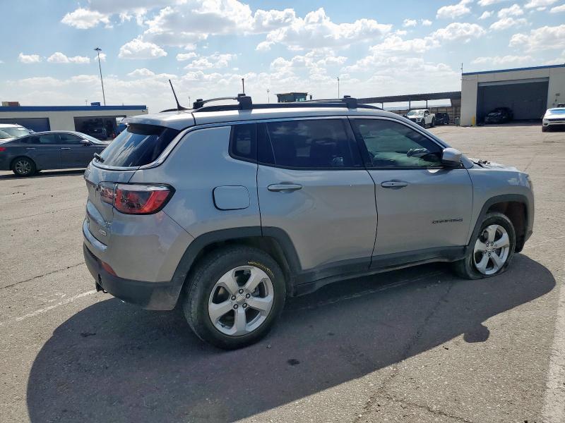 3C4NJDBB0JT393446 - 2018 JEEP COMPASS LATITUDE Srebrny zdjęcie 3