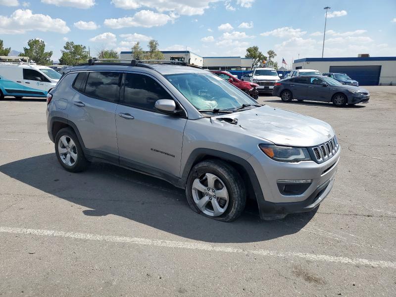 3C4NJDBB0JT393446 - 2018 JEEP COMPASS LATITUDE Srebrny zdjęcie 4