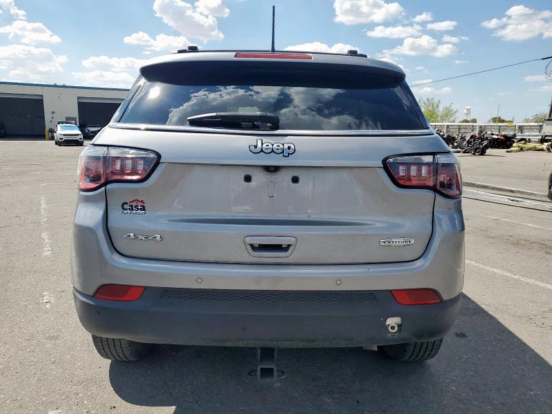 3C4NJDBB0JT393446 - 2018 JEEP COMPASS LATITUDE Srebrny zdjęcie 6