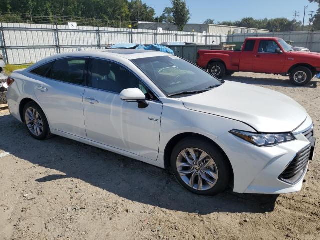 4T1A21FB8LU017926 - 2020 TOYOTA AVALON XLE WHITE photo 4