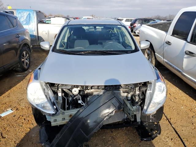 3N1CN7AP7GL890645 - 2016 NISSAN VERSA S SILVER photo 5