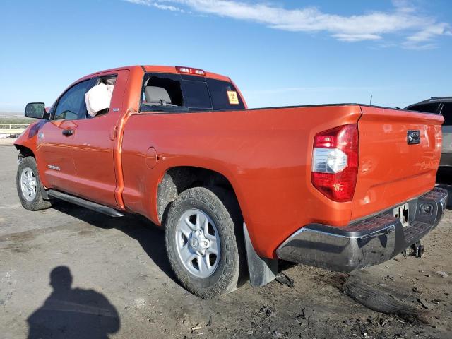 5TFUY5F15JX727747 - 2018 TOYOTA TUNDRA DOUBLE CAB SR/SR5 ORANGE photo 2