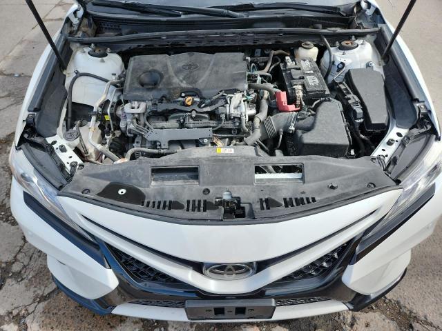 4T1B61HK4JU009566 - 2018 TOYOTA CAMRY XSE 白色 照片 11