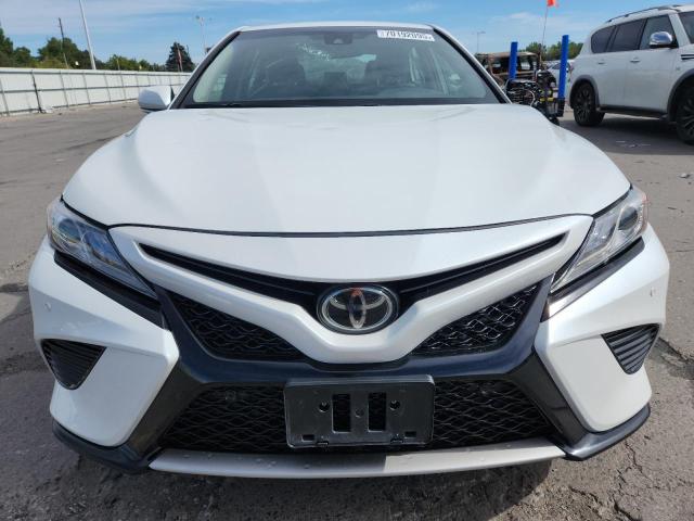 4T1B61HK4JU009566 - 2018 TOYOTA CAMRY XSE 白色 照片 5