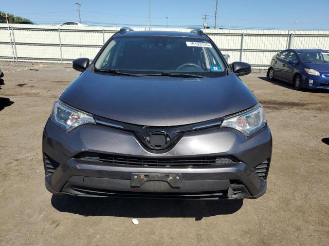 JTMBFREV1JJ194565 - 2018 TOYOTA RAV4 LE ნაცრისფერი ფოტო 5