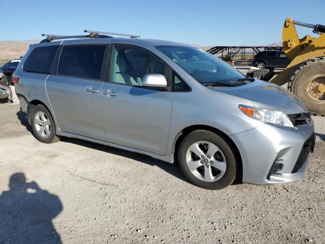 5TDKZ3DC4KS011572 - 2019 TOYOTA SIENNA LE SILVER photo 4