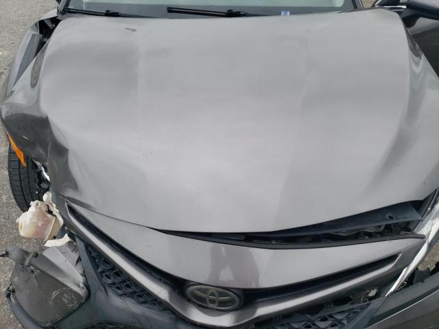 4T1B11HKXJU082312 - 2018 TOYOTA CAMRY L SILVER photo 11