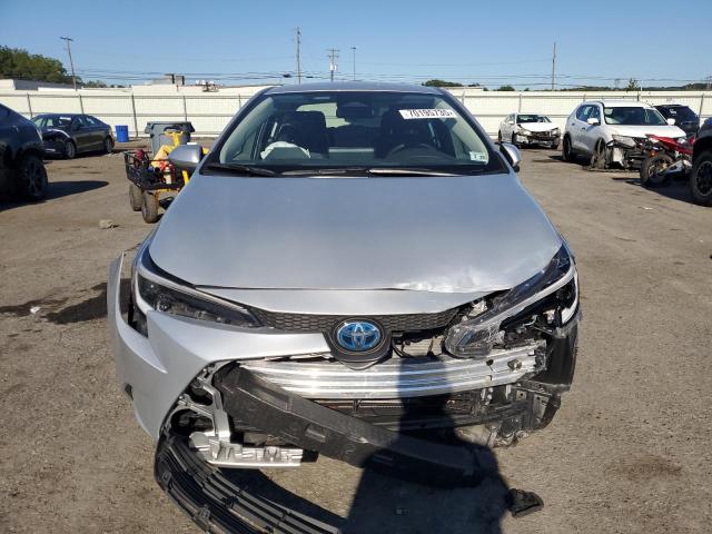 JTDBCMFE5R3058868 - 2024 TOYOTA COROLLA LE SILVER photo 5
