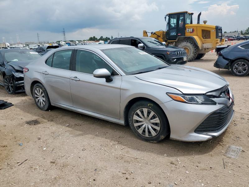 4T1B11HK5JU052490 - 2018 TOYOTA CAMRY L 银色 照片 4