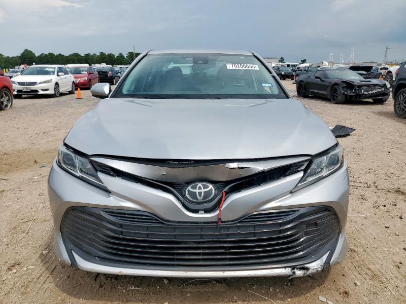 4T1B11HK5JU052490 - 2018 TOYOTA CAMRY L 银色 照片 5