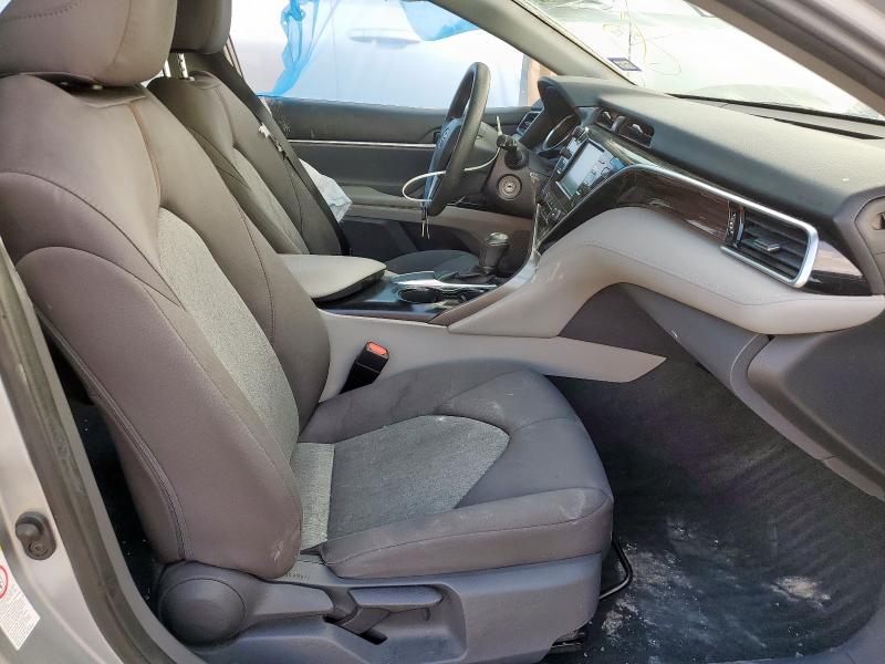 4T1B11HK5JU052490 - 2018 TOYOTA CAMRY L 银色 照片 7