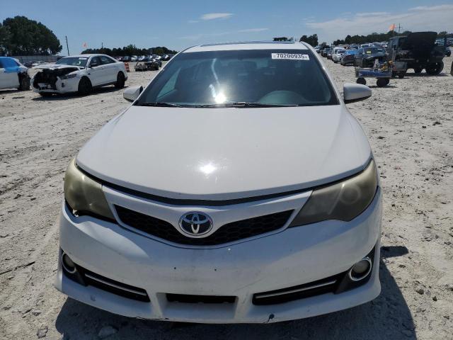 4T1BK1FK7CU506435 - 2012 TOYOTA CAMRY SE WHITE photo 5