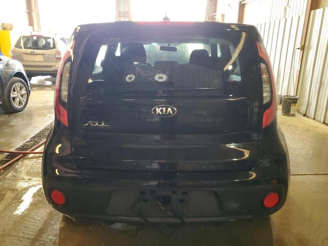 KNDJN2A21J7592521 - 2018 KIA SOUL შავი ფოტო 6