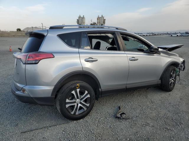 JTMZFREV0JJ191283 - 2018 TOYOTA RAV4 LE Srebrny zdjęcie 3