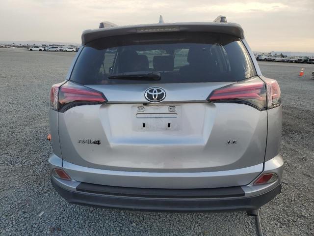 JTMZFREV0JJ191283 - 2018 TOYOTA RAV4 LE Srebrny zdjęcie 6