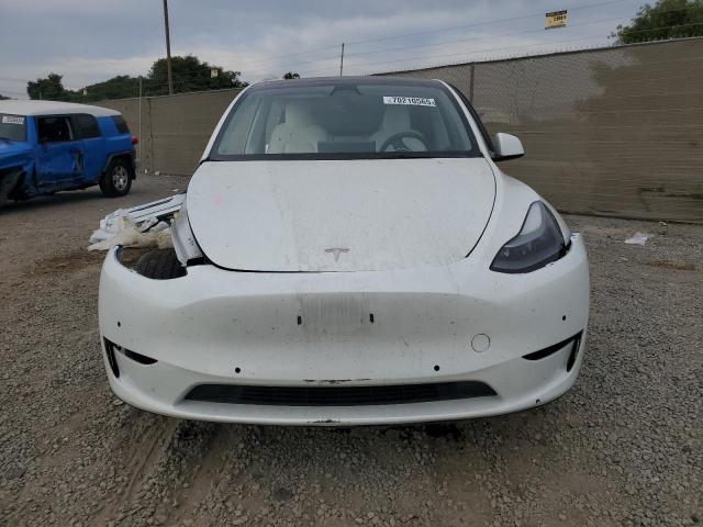 7SAYGDEE7NF553069 - 2022 TESLA MODEL Y Weiß Foto 5
