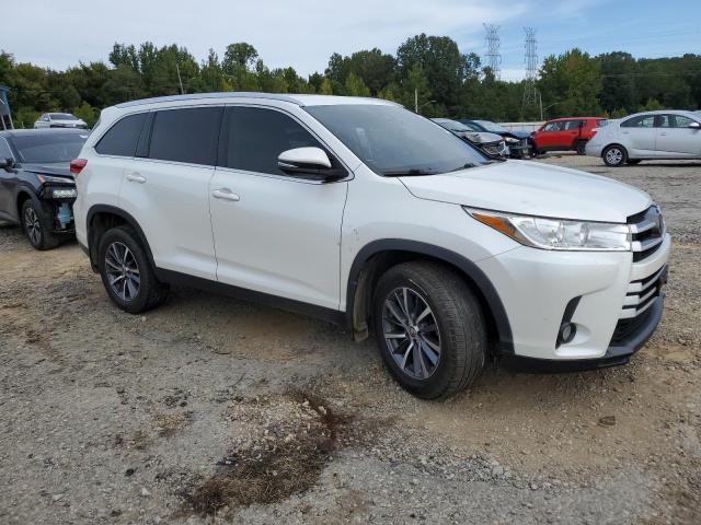 5TDJZRFH4KS919642 - 2019 TOYOTA HIGHLANDER SE WHITE photo 4