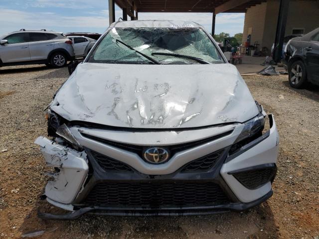 4T1T11AK0RU196751 - 2024 TOYOTA CAMRY SE NIGHT SHADE WHITE photo 5