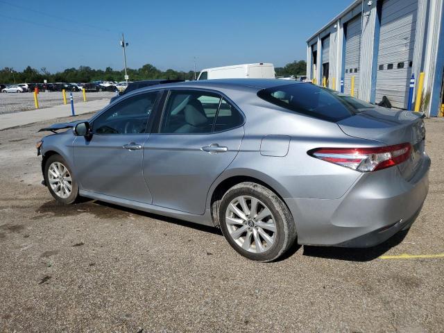 4T1B11HK8JU152051 - 2018 TOYOTA CAMRY L SILVER photo 2