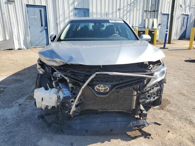 4T1B11HK8JU152051 - 2018 TOYOTA CAMRY L SILVER photo 5