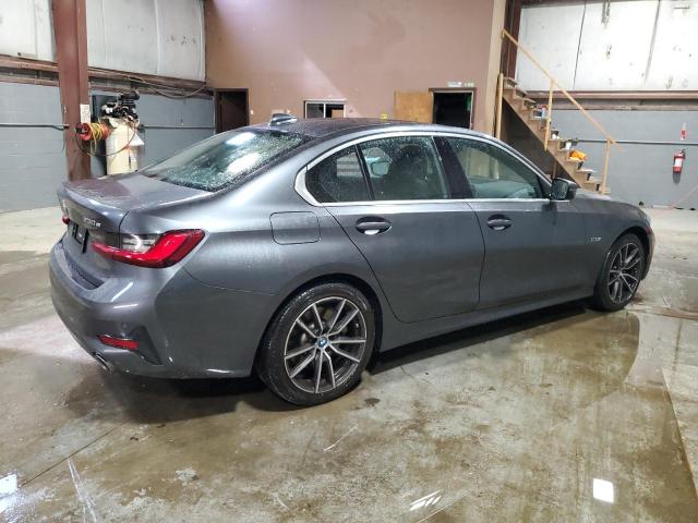 3MW5P9J09N8C69709 - 2022 BMW 330XE GRAY photo 3