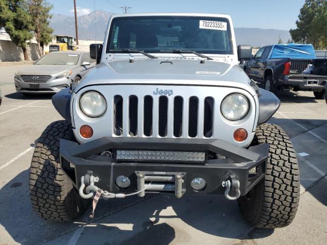 1J4BA5H16BL521963 - 2011 JEEP WRANGLER U SAHARA SILVER photo 5