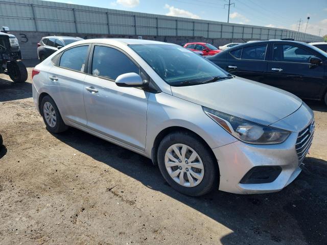3KPC24A6XLE120742 - 2020 HYUNDAI ACCENT SE SILVER photo 4