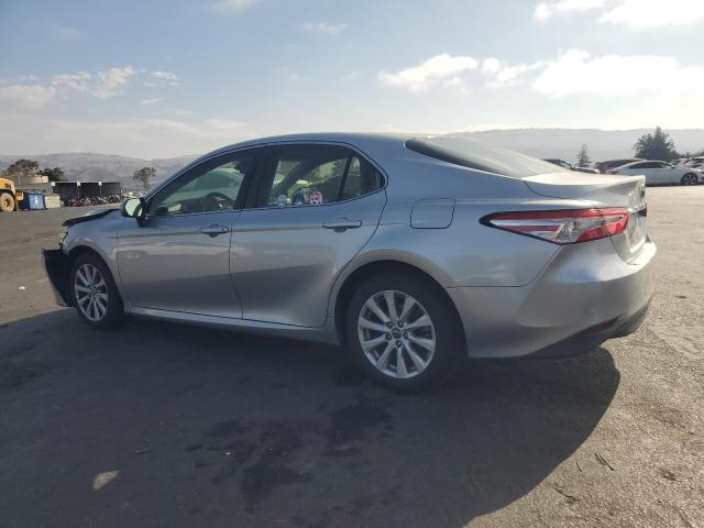 JTNB11HK8J3039450 - 2018 TOYOTA CAMRY L ვერცხლისფერი ფოტო 2