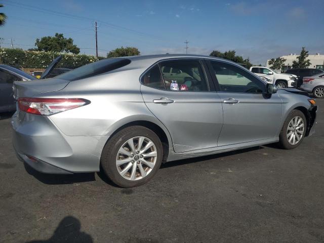 JTNB11HK8J3039450 - 2018 TOYOTA CAMRY L ვერცხლისფერი ფოტო 3