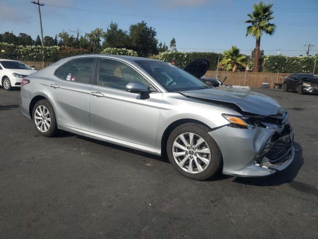 JTNB11HK8J3039450 - 2018 TOYOTA CAMRY L ვერცხლისფერი ფოტო 4