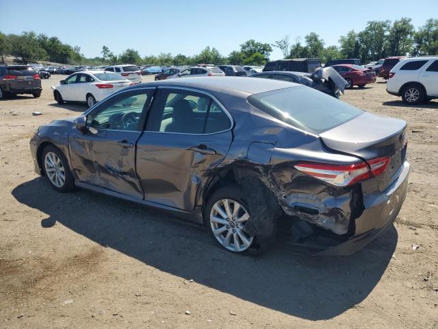 4T1B11HK1JU633212 - 2018 TOYOTA CAMRY L GRAY photo 2