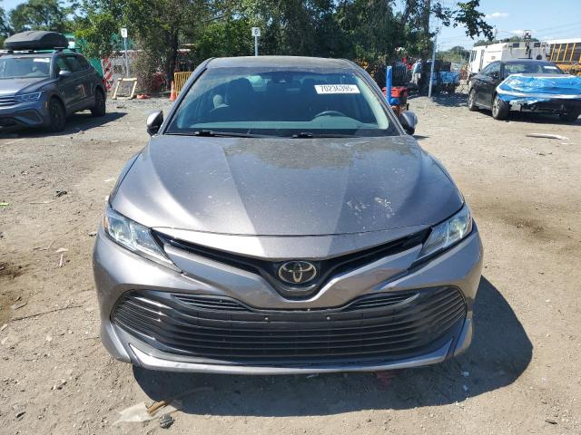 4T1B11HK1JU633212 - 2018 TOYOTA CAMRY L GRAY photo 5