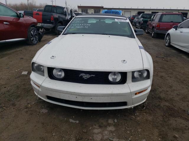 1ZVHT85H275335374 - 2007 FORD MUSTANG GT WHITE photo 5