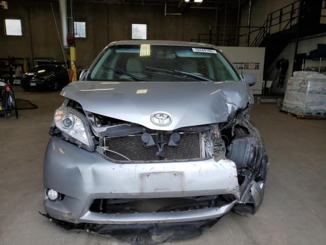 5TDYK3DC8BS044041 - 2011 TOYOTA SIENNA XLE SILVER photo 5