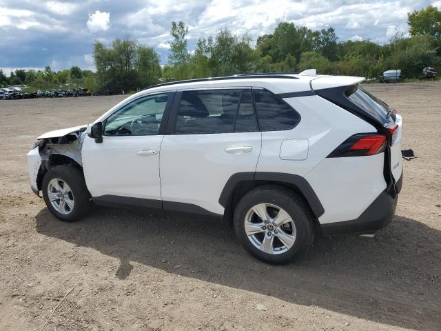 2T3P1RFV4MW154490 - 2021 TOYOTA RAV4 XLE WHITE photo 2